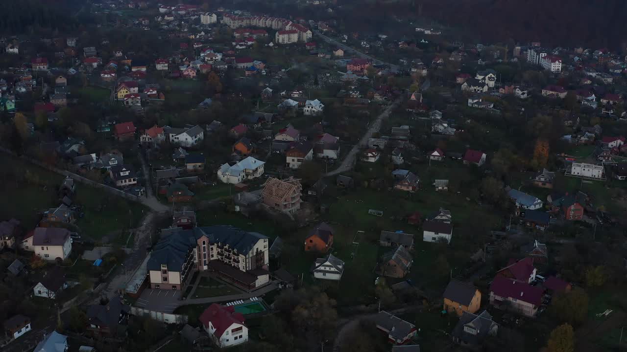 空中倾斜镜头在日落山谷农村地区。视频下载