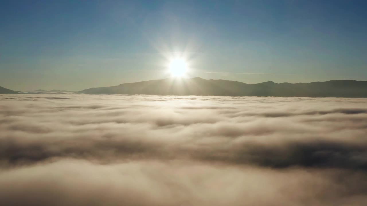 日出时，山景如画，云雾缭绕。视频下载