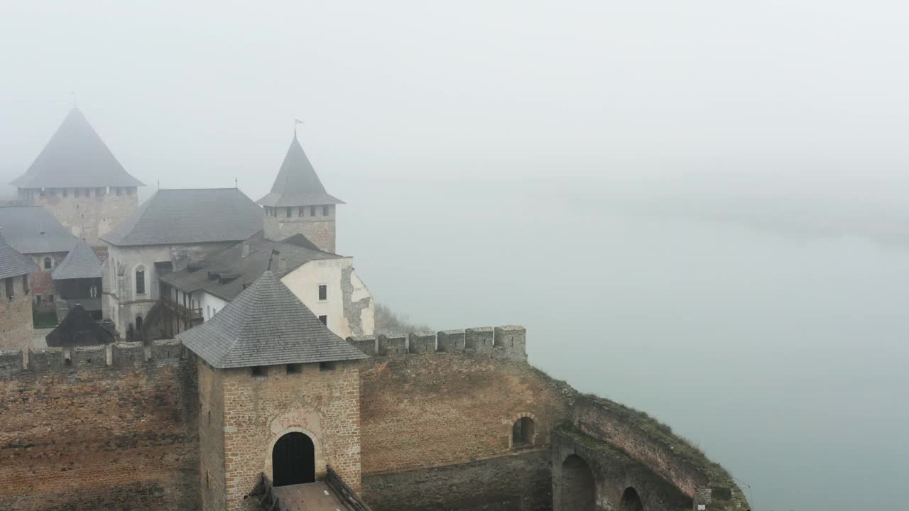 鸟瞰图古老的石头堡垒在雾。视频下载