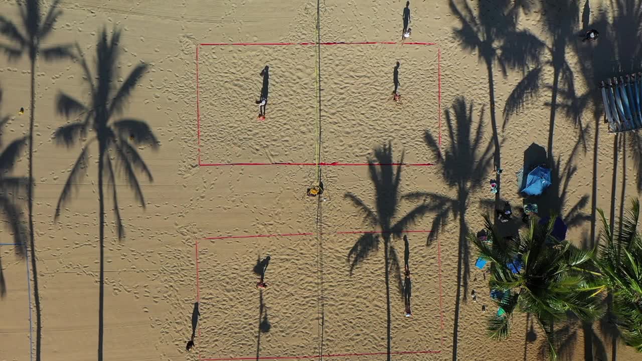 空中顶部向上拍摄的人在海滩打排球在暑假期间-瓦胡岛，夏威夷视频下载