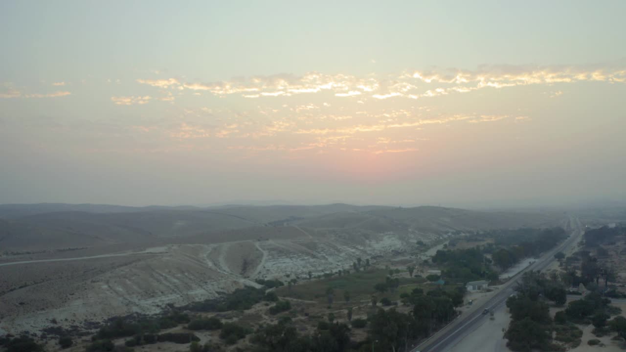 空中平移拍摄的沙漠对天空在日落，无人机飞越景观-内盖夫，以色列视频素材