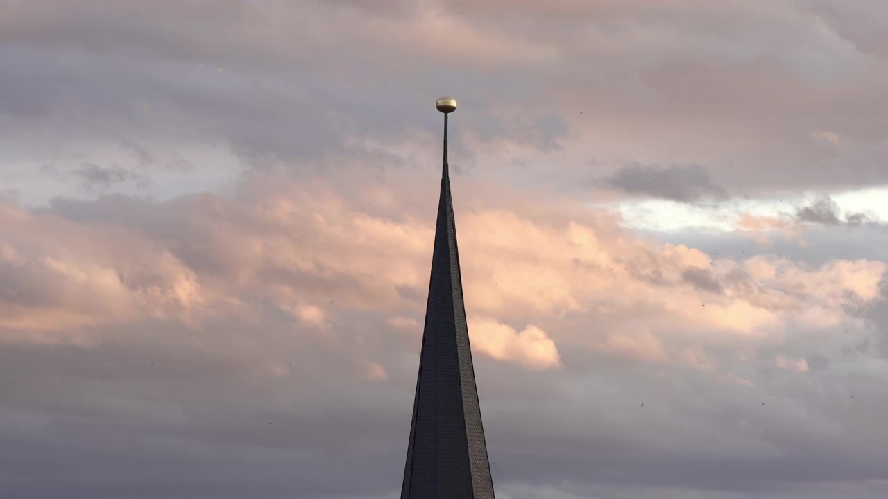 德国埃尔福特，在夕阳下，在温暖的阳光反射下，塔的塔尖被封锁视频下载