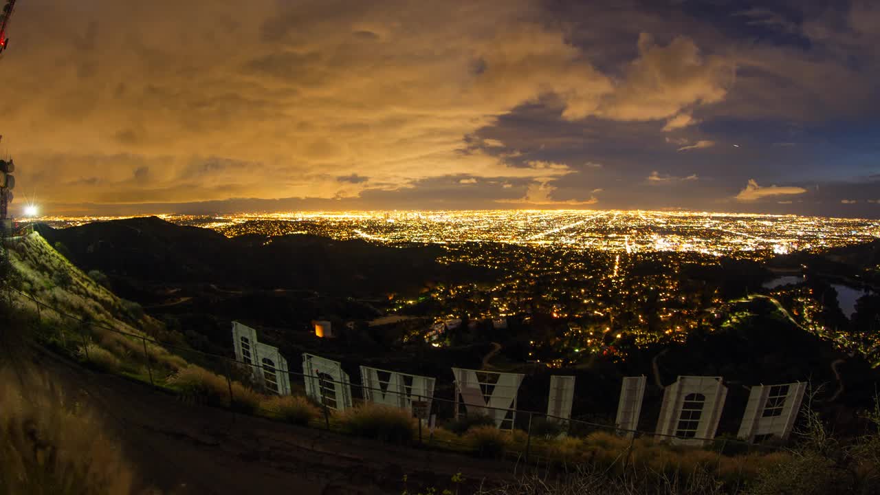 封锁时间流逝拍摄的云移动在照亮好莱坞城市的夜晚-洛杉矶，加利福尼亚视频素材