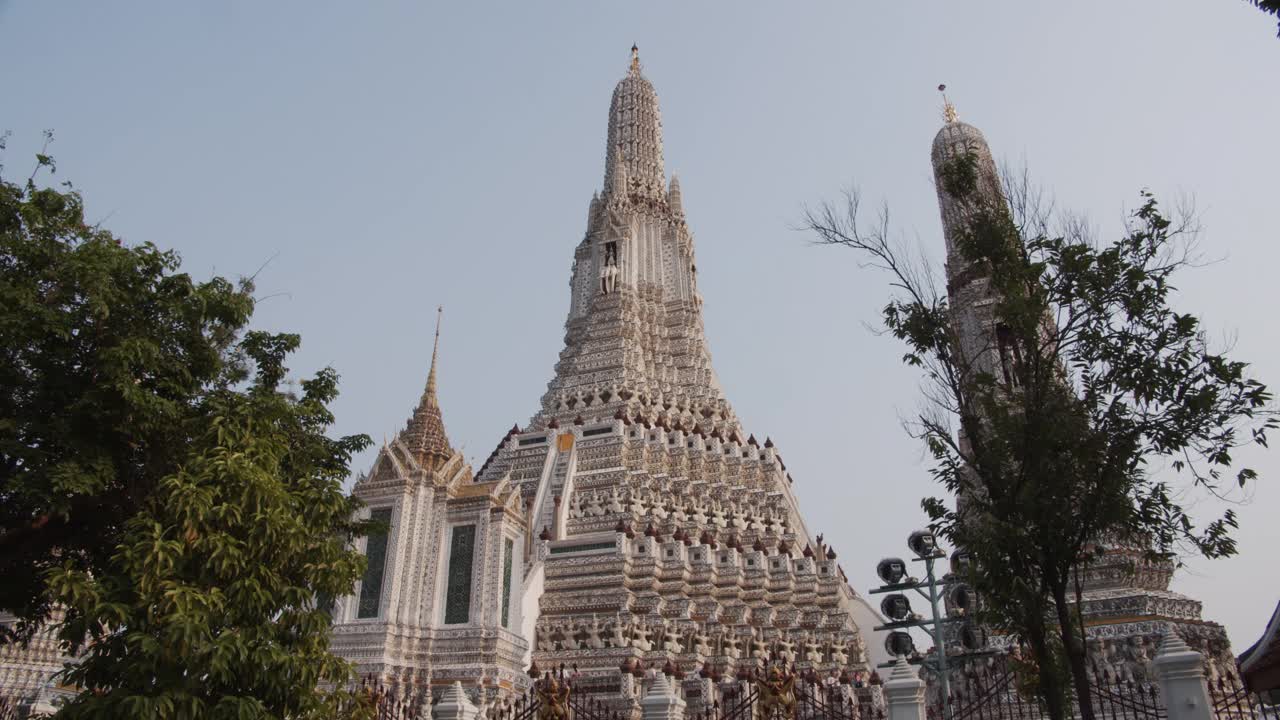 聚焦镜头进入Wat Arun Temple，泰国视频下载