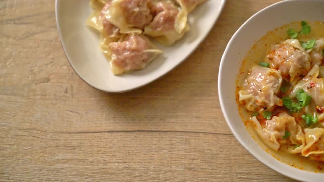 猪肉馄饨汤或猪肉饺子汤配烤辣椒-亚洲风味视频下载