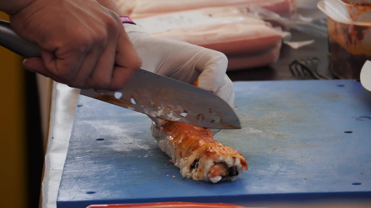 日本厨师在街头美食节上把面包卷切成小块视频下载