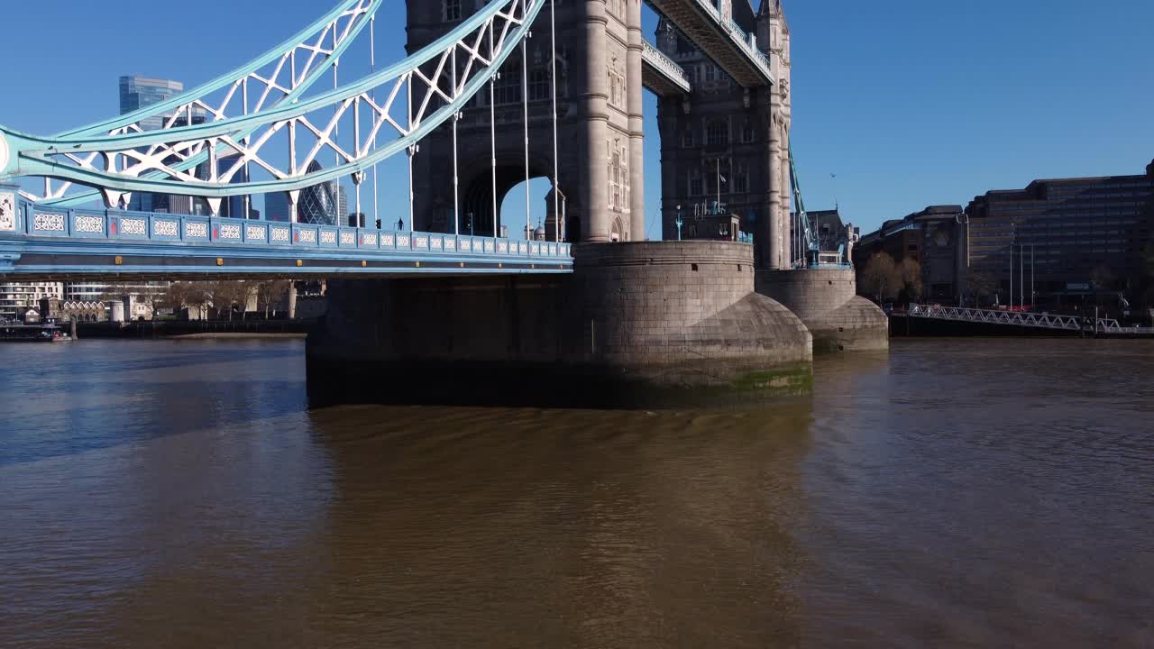 塔桥和伦敦金融城鸟瞰图。无人机漂移。视频素材
