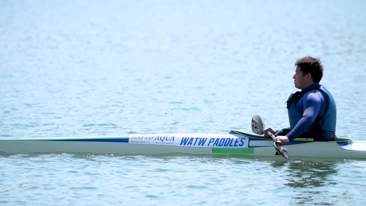 一个截瘫运动员的特写镜头在一个独木舟比赛中他的皮划艇视频素材