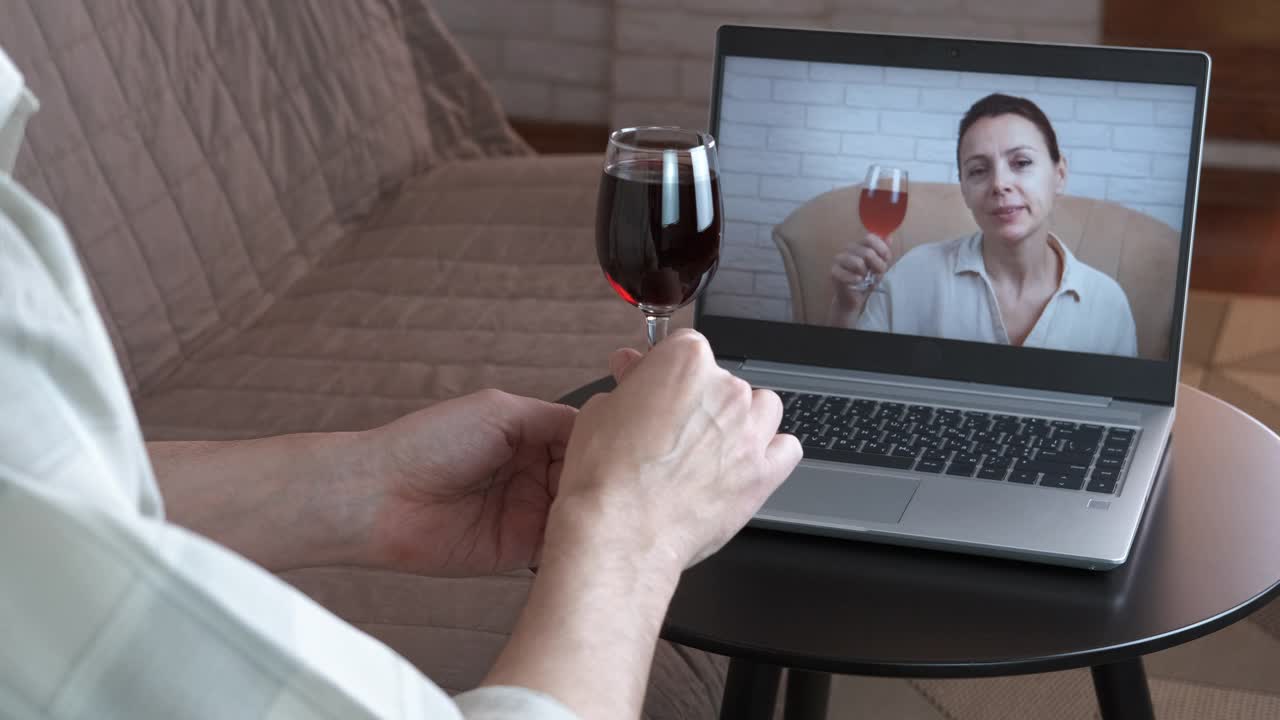 坐在网上喝着红酒。视频下载