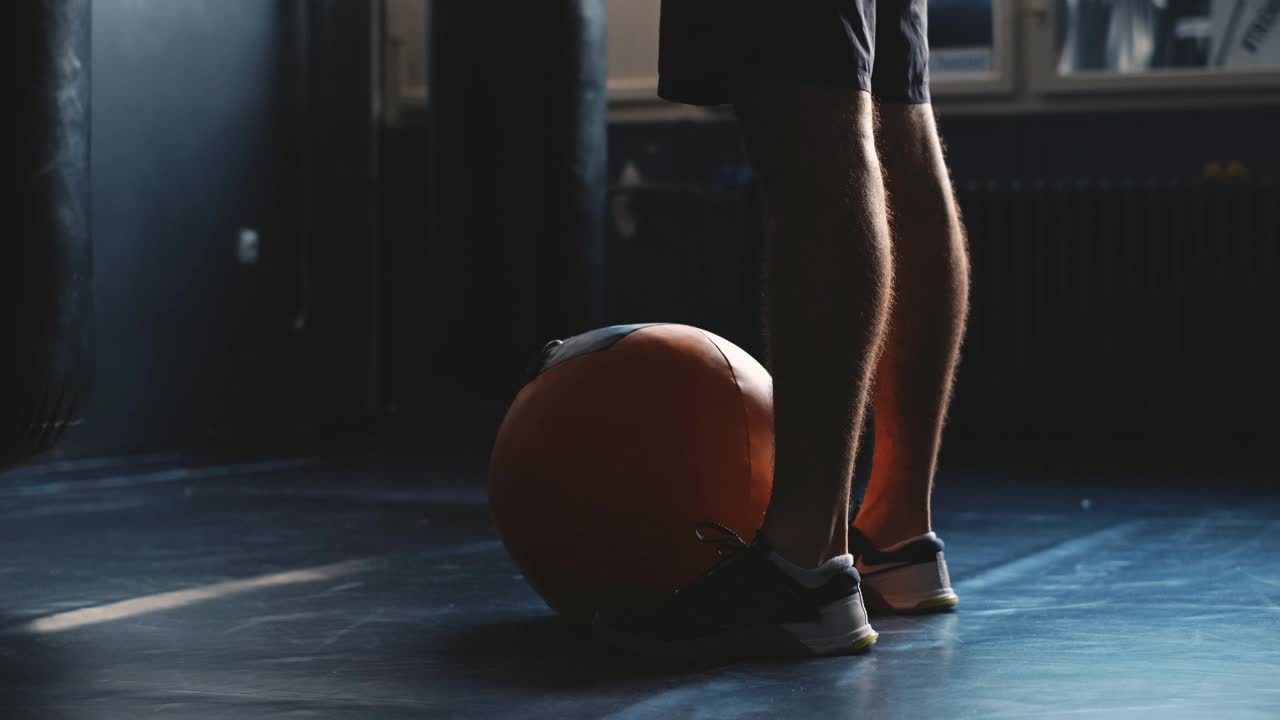 运动健将在健身房用实心球锻炼，壁球锻炼视频下载