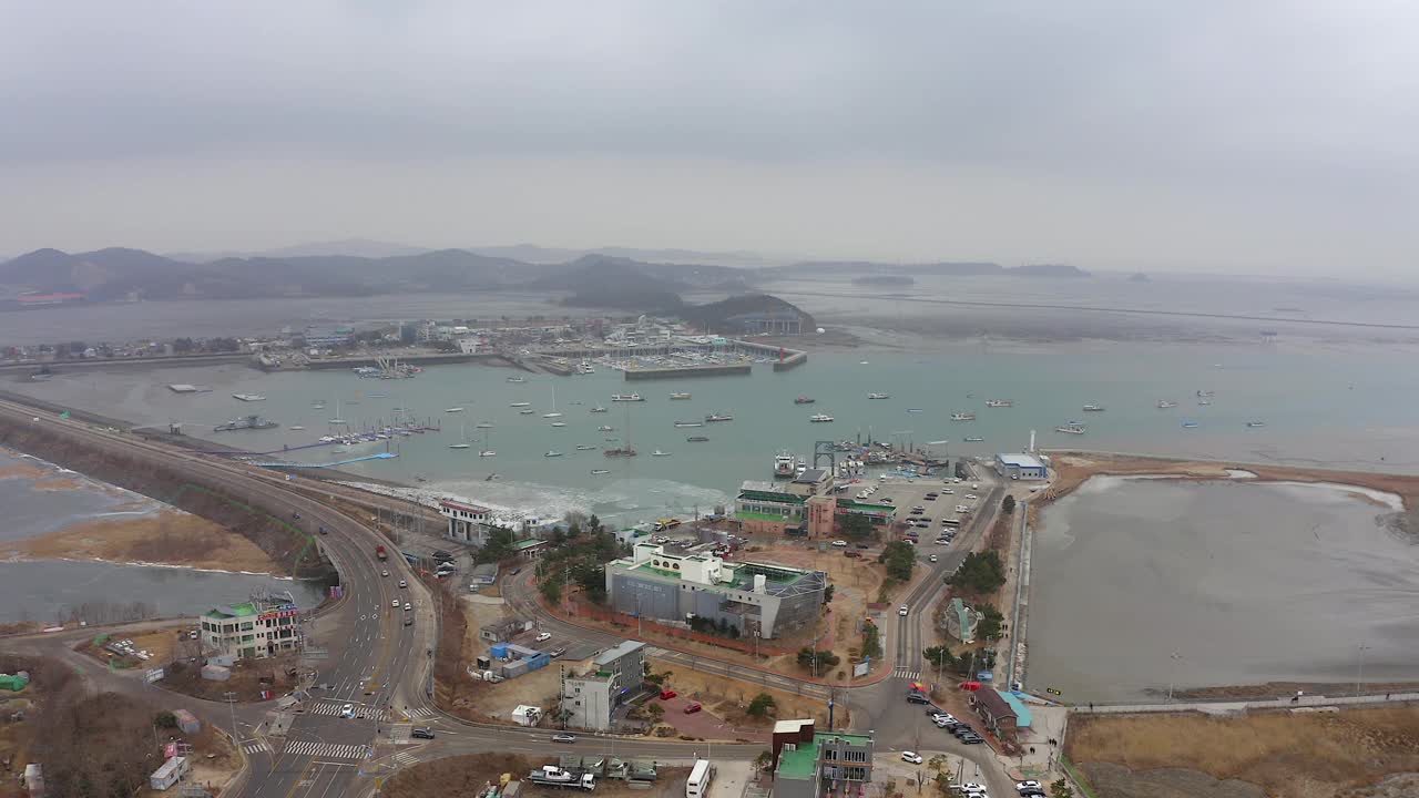韩国京畿道华城/华城西附近的全康港的游艇风景视频下载