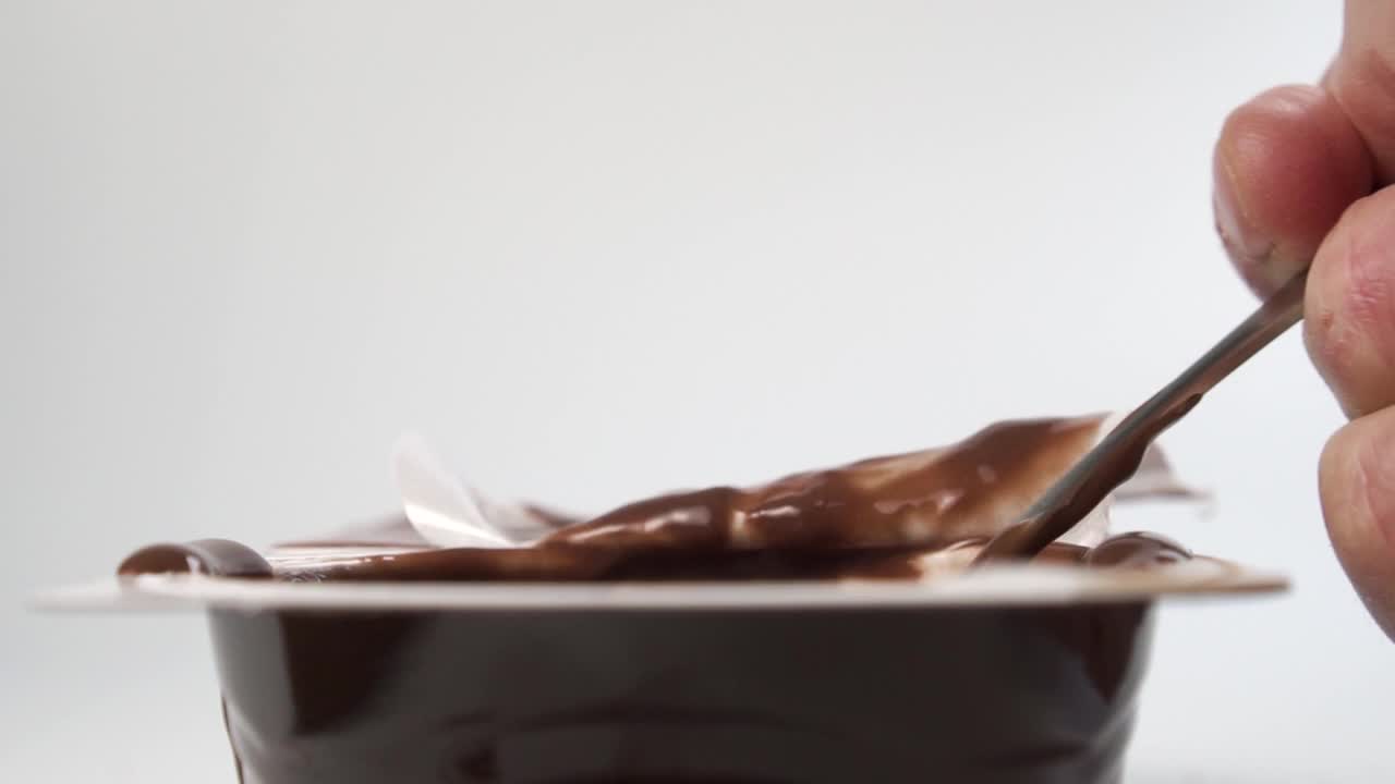 巧克力奶油慕斯从茶匙流入塑料杯视频下载