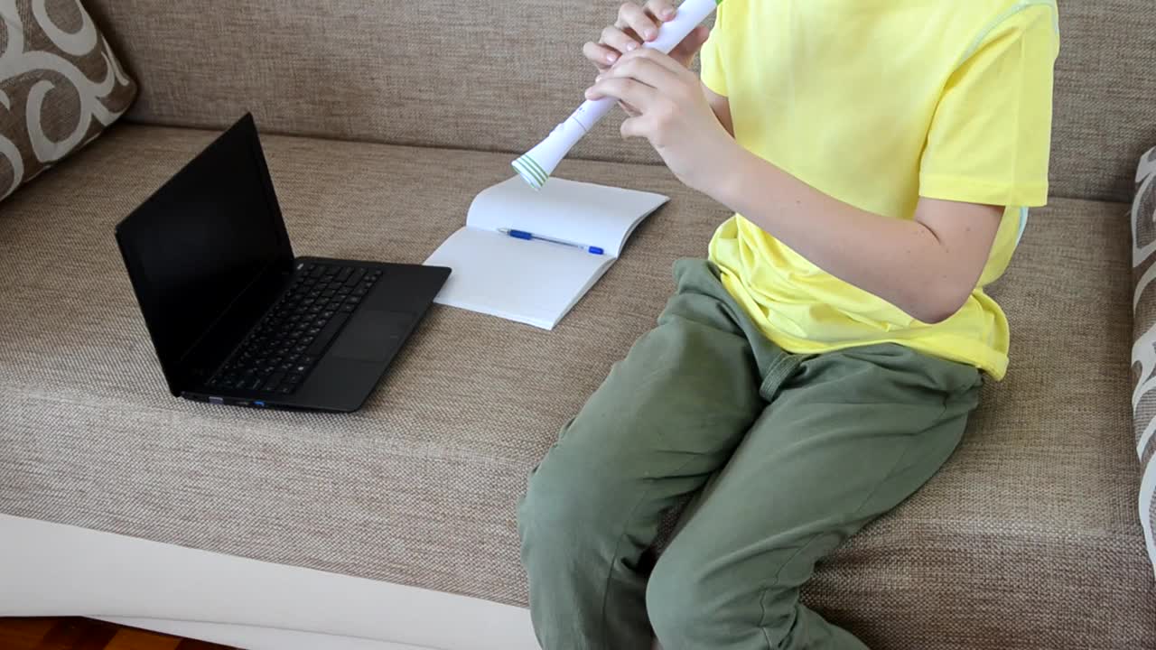 孩子玩长笛视频下载
