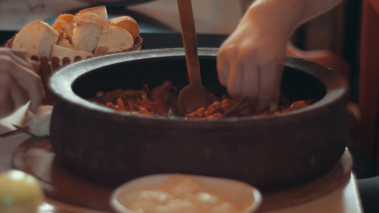 在封闭的砂锅里用液体慢慢煮熟的肉和蔬菜视频下载