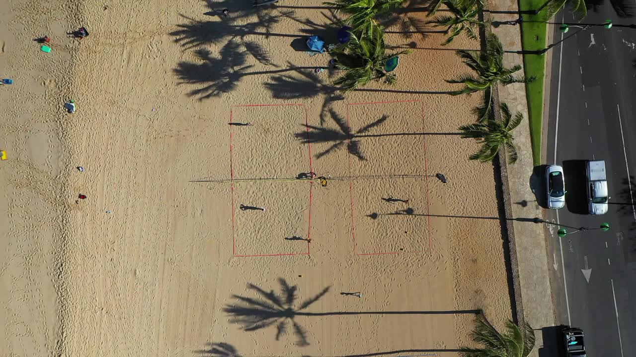 空中顶部向下拍摄的人打排球在海滩上的道路在暑假期间-瓦胡岛，夏威夷视频下载