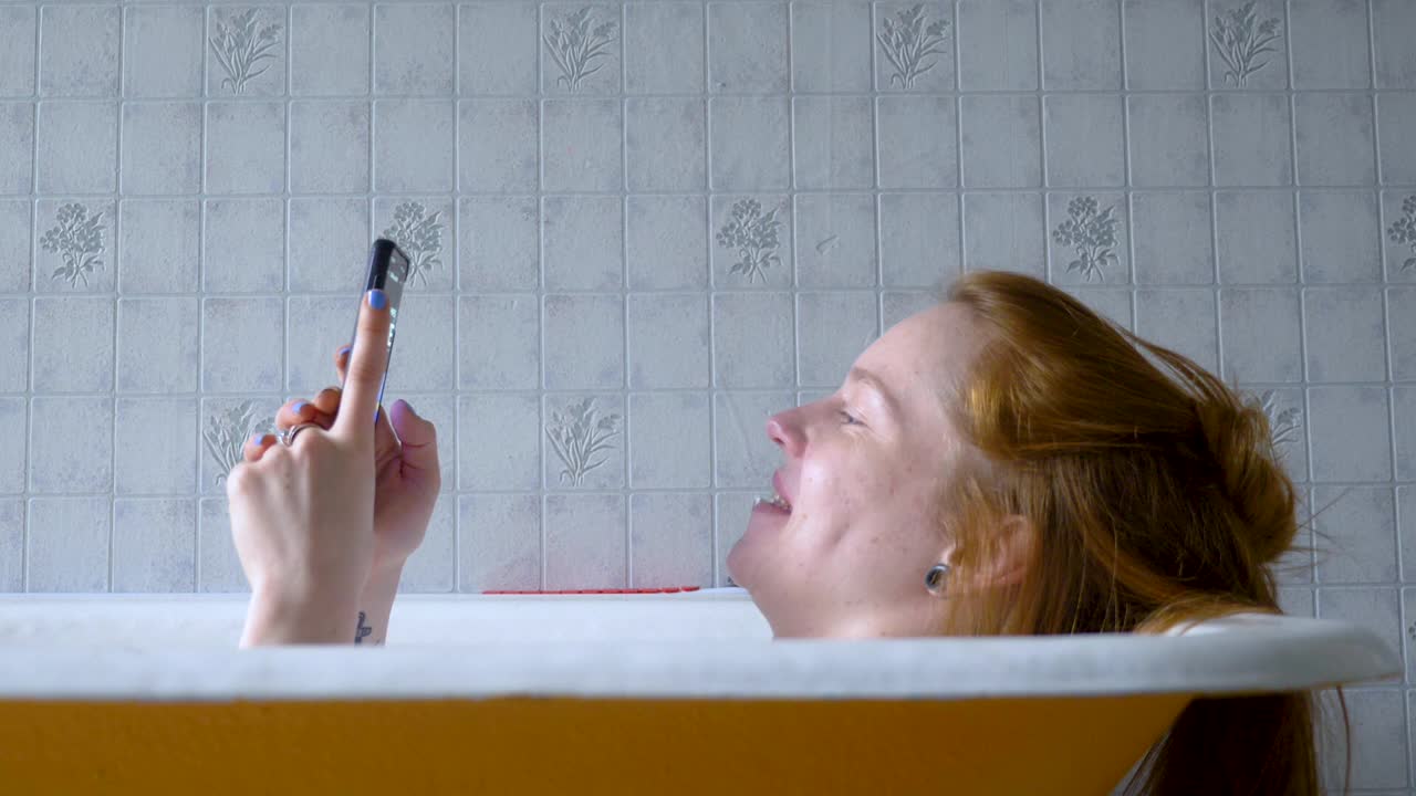 洗澡时发短信的女人视频素材