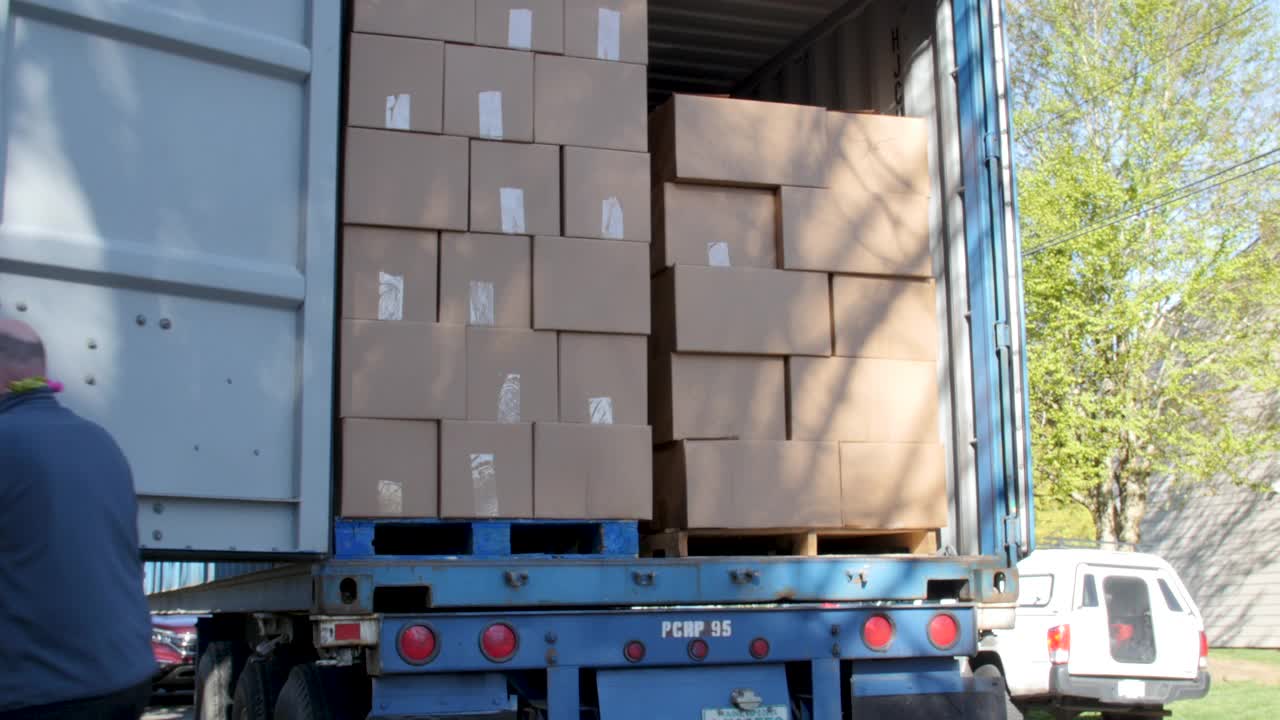 半卡车后面有成堆的捐赠食品视频下载