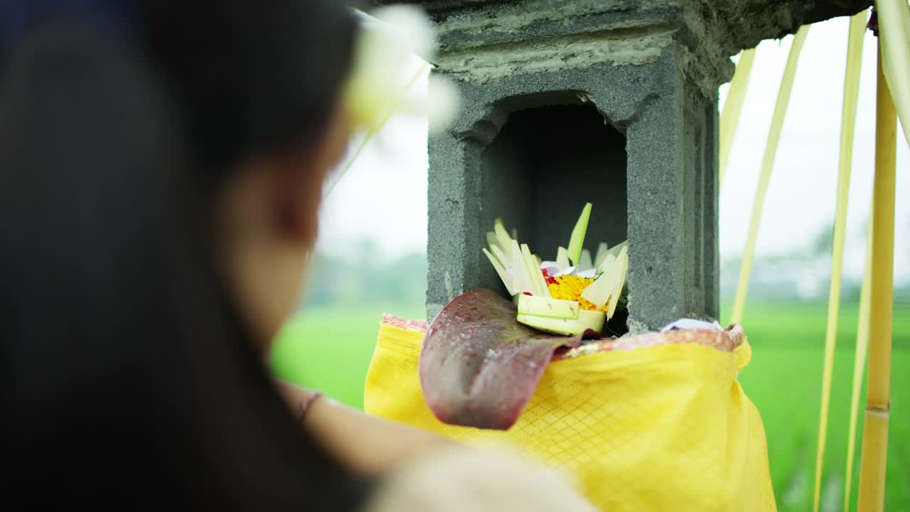 女性表演Canang sari每日宗教献印尼视频下载