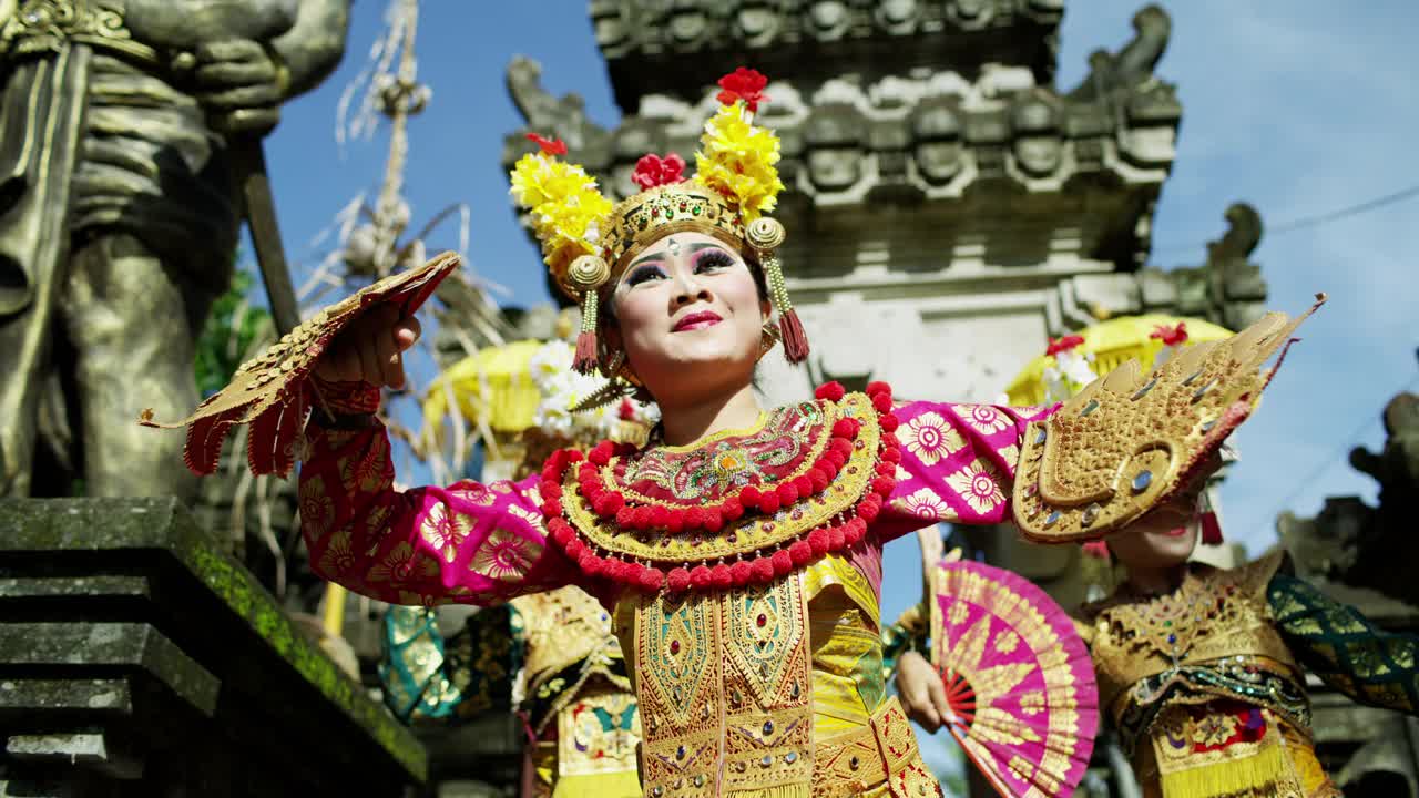 巴厘岛女子在印度教乌布神庙旁跳舞视频下载
