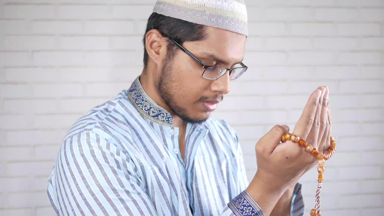 一名穆斯林男子在斋月期间用手做祈祷手势视频下载