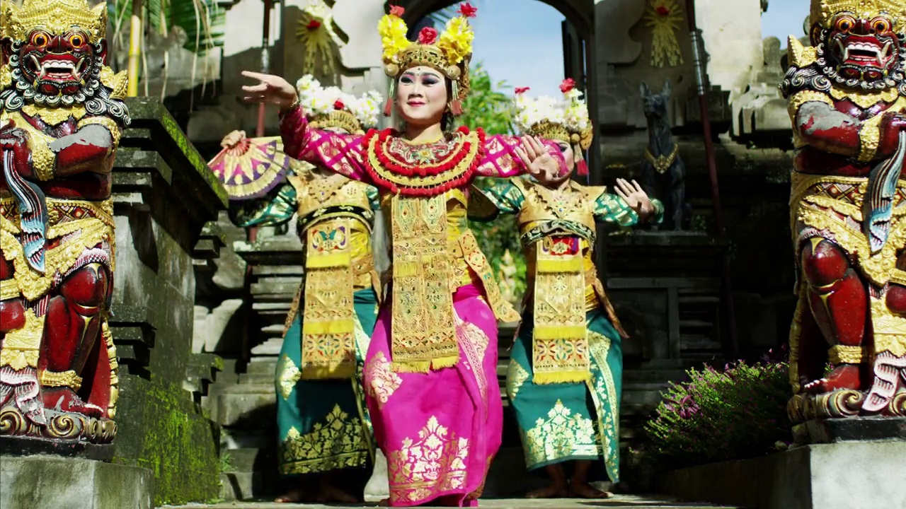 美丽的女性表演由古老的印度寺庙印度尼西亚视频下载