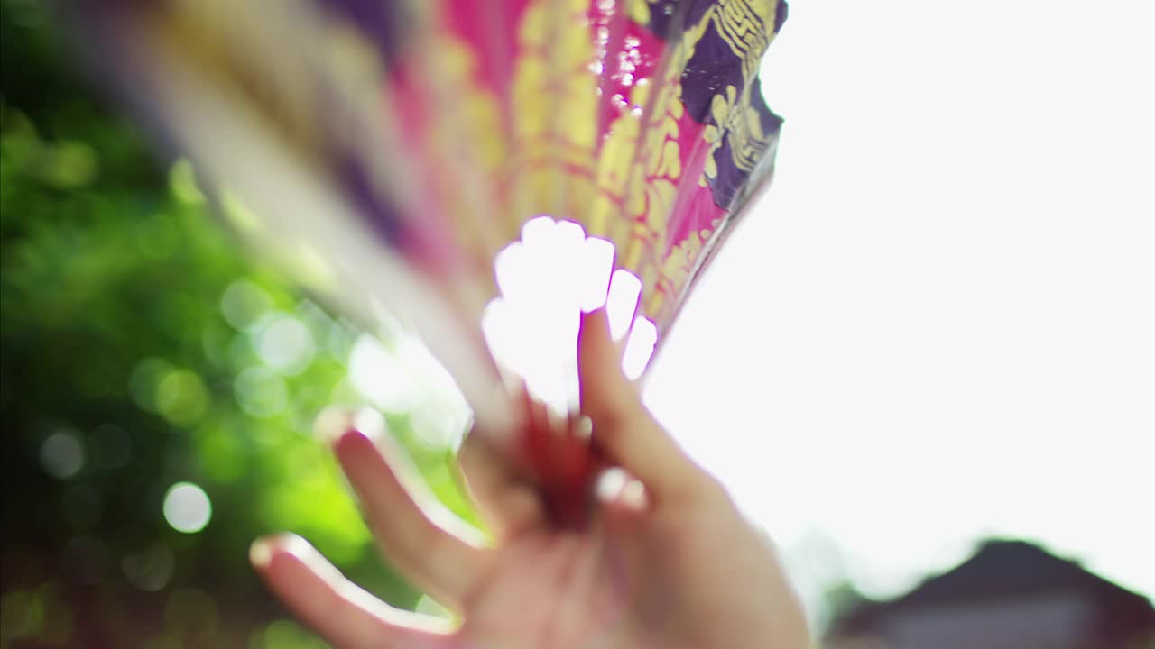 手持式巴厘彩扇用于印尼舞蹈视频下载