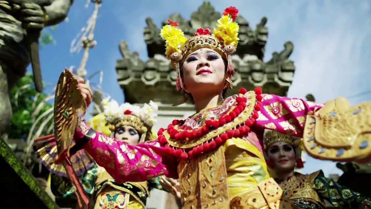 美丽的巴厘岛女性表演古老的印度寺庙视频下载