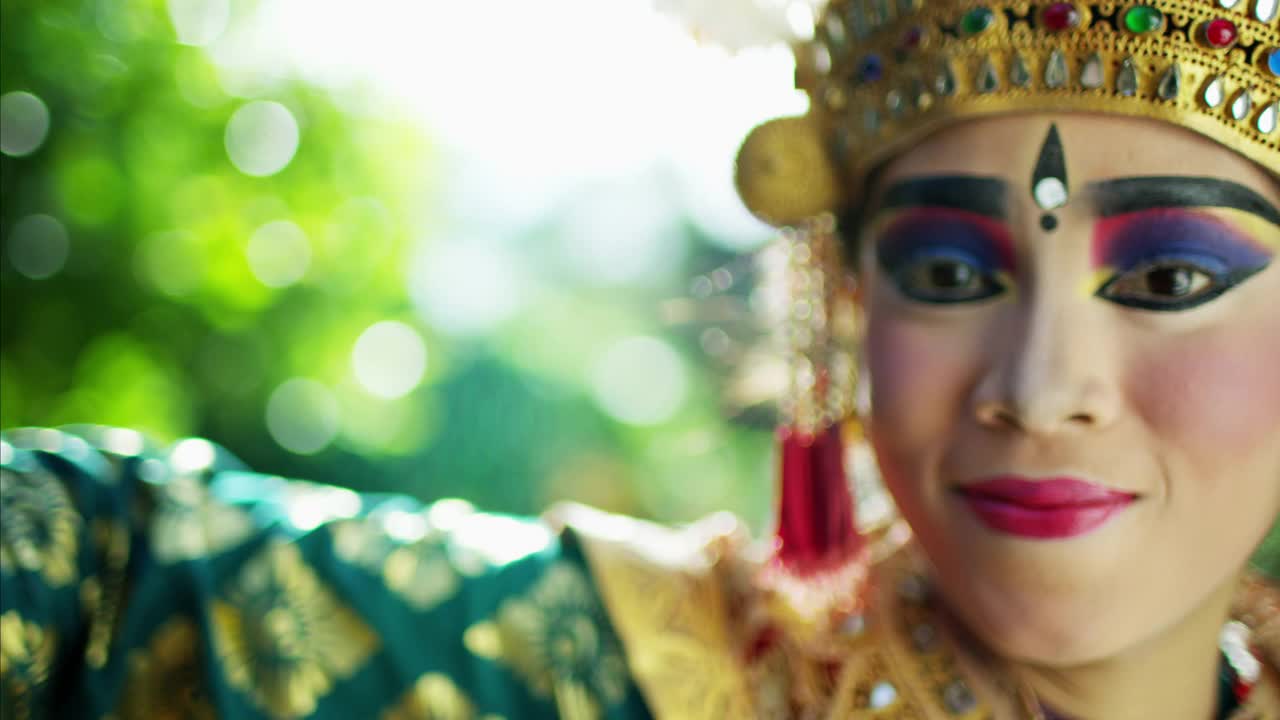 年轻的印尼女性巴厘精神舞者的肖像视频素材