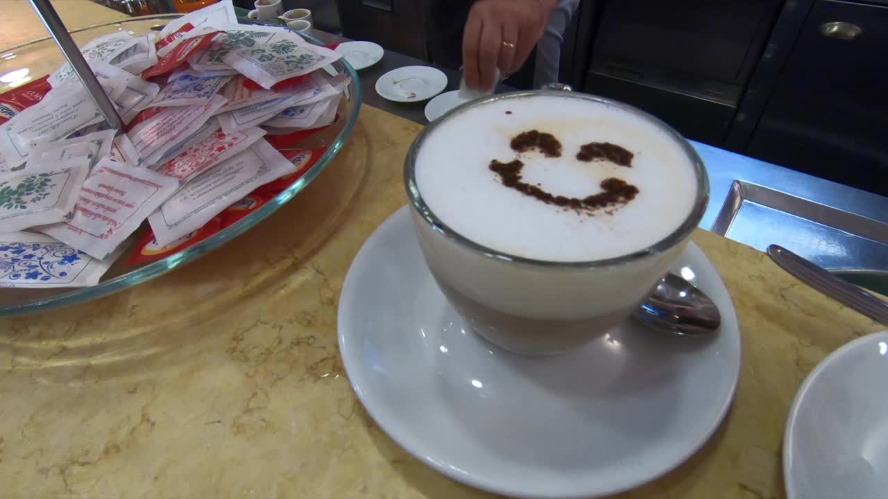 欧洲意大利索伦托村的一家咖啡馆供应的浓缩咖啡。——慢动作视频下载