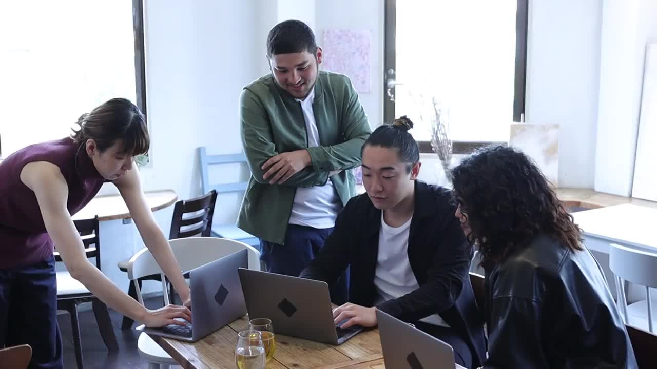 在亚洲共同工作办公室的年轻企业家视频素材