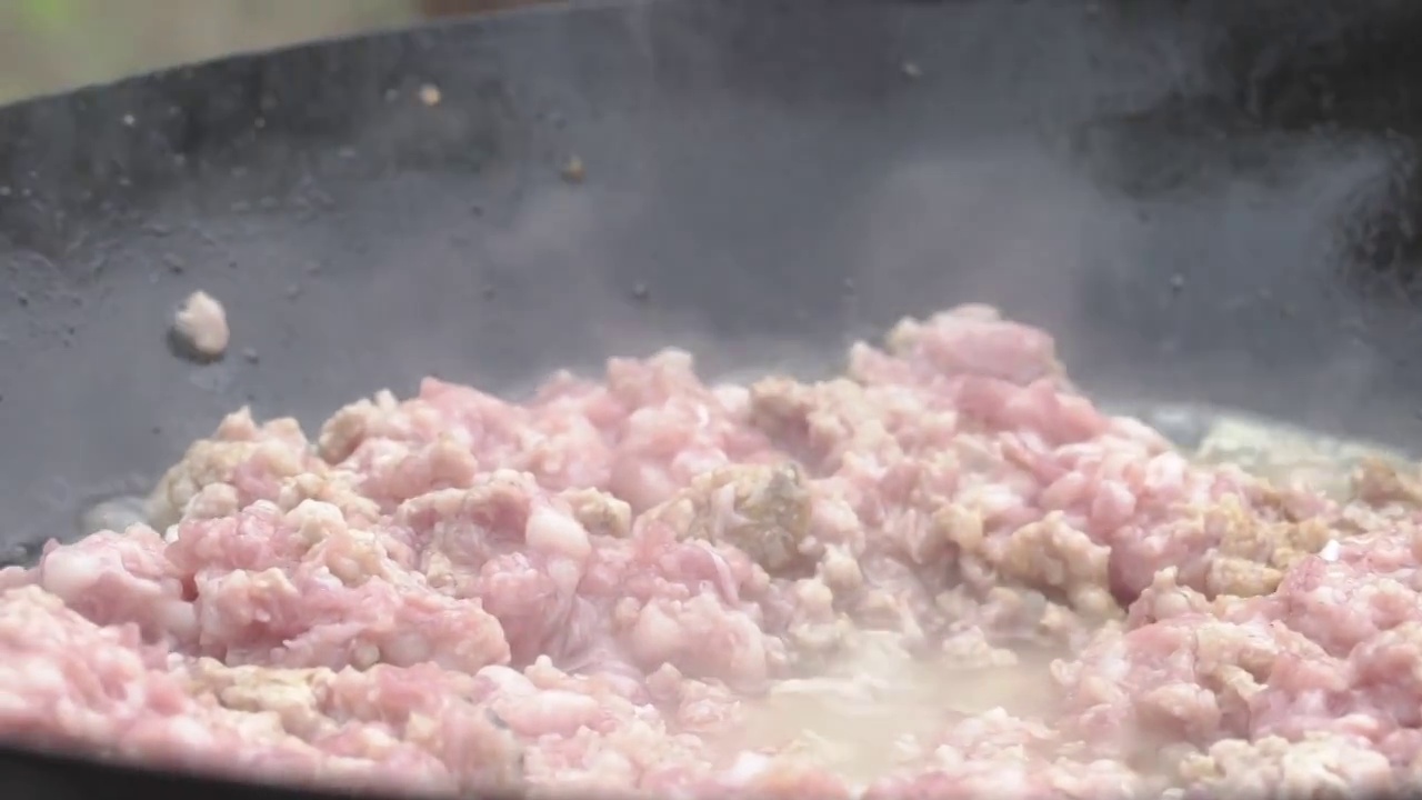 在锅中煮猪肉，烹饪前准备材料视频下载