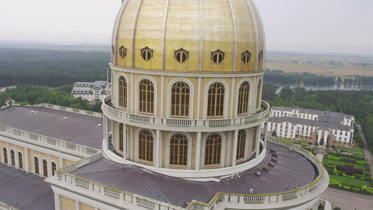 从无人机上看到的波兰青苔圣母大教堂。近距离观察金色穹顶视频下载