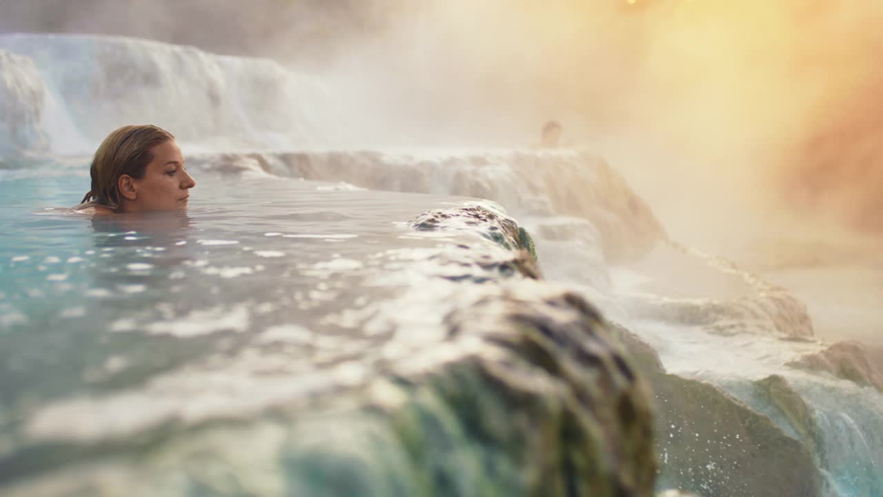 日落时分在萨图尼亚温泉沐浴的女人视频下载