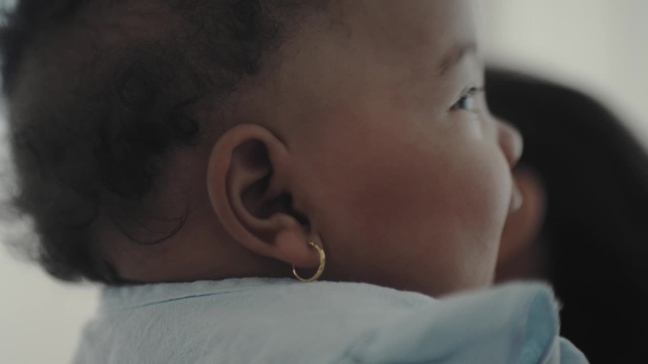 新生婴儿的微笑视频下载