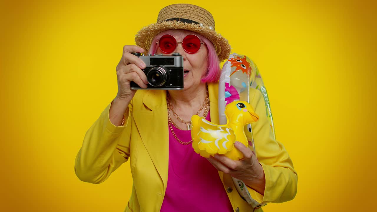 老奶奶在相机上拍照，旅游，度假度假视频下载