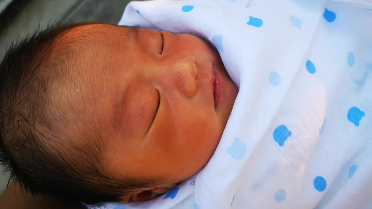 亚洲新生婴儿在睡觉视频素材