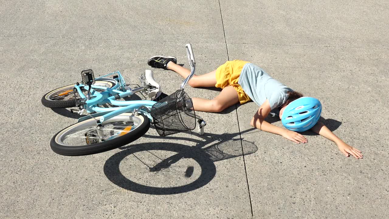 一个年轻女孩从自行车上摔了下来视频下载