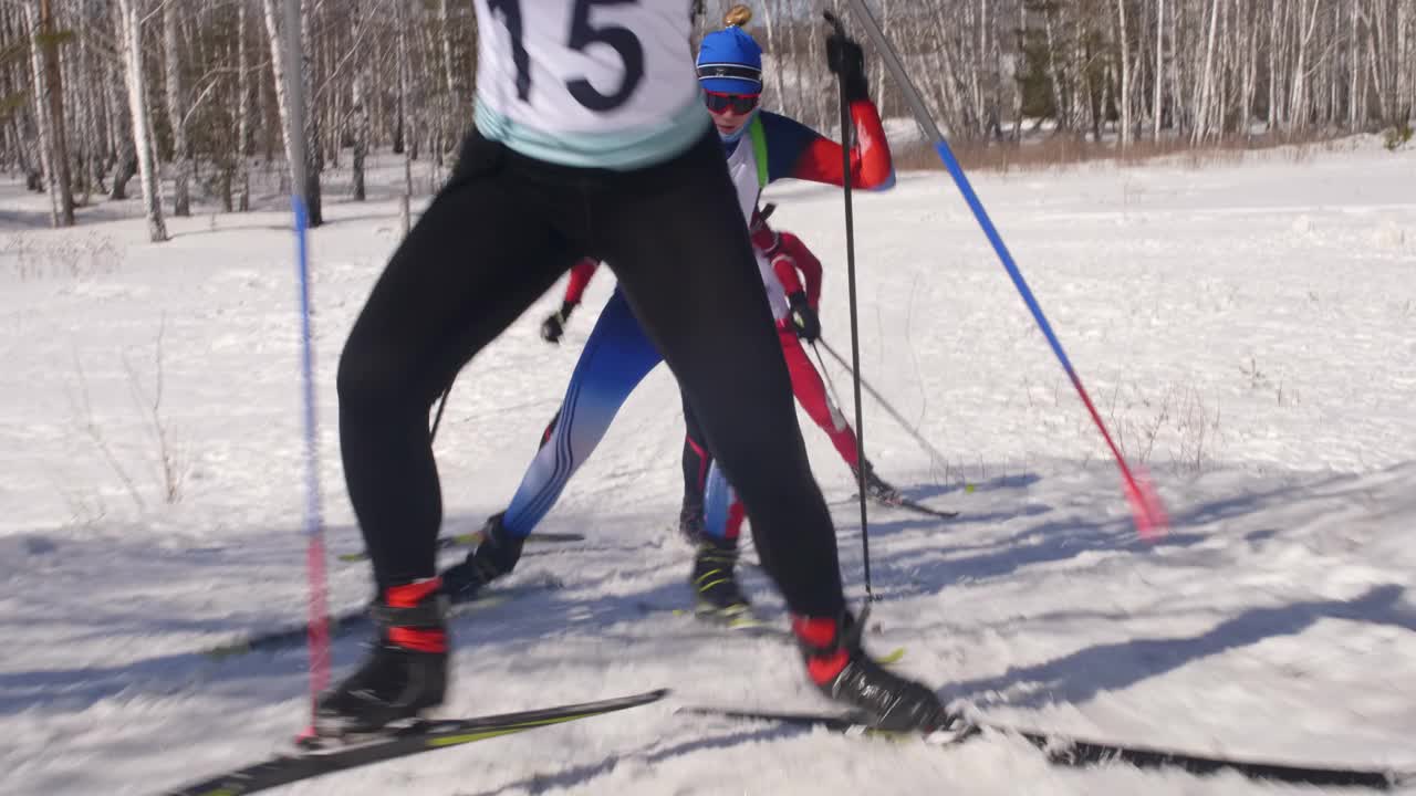 职业女子滑雪运动员在比赛中向上坡冲刺视频下载
