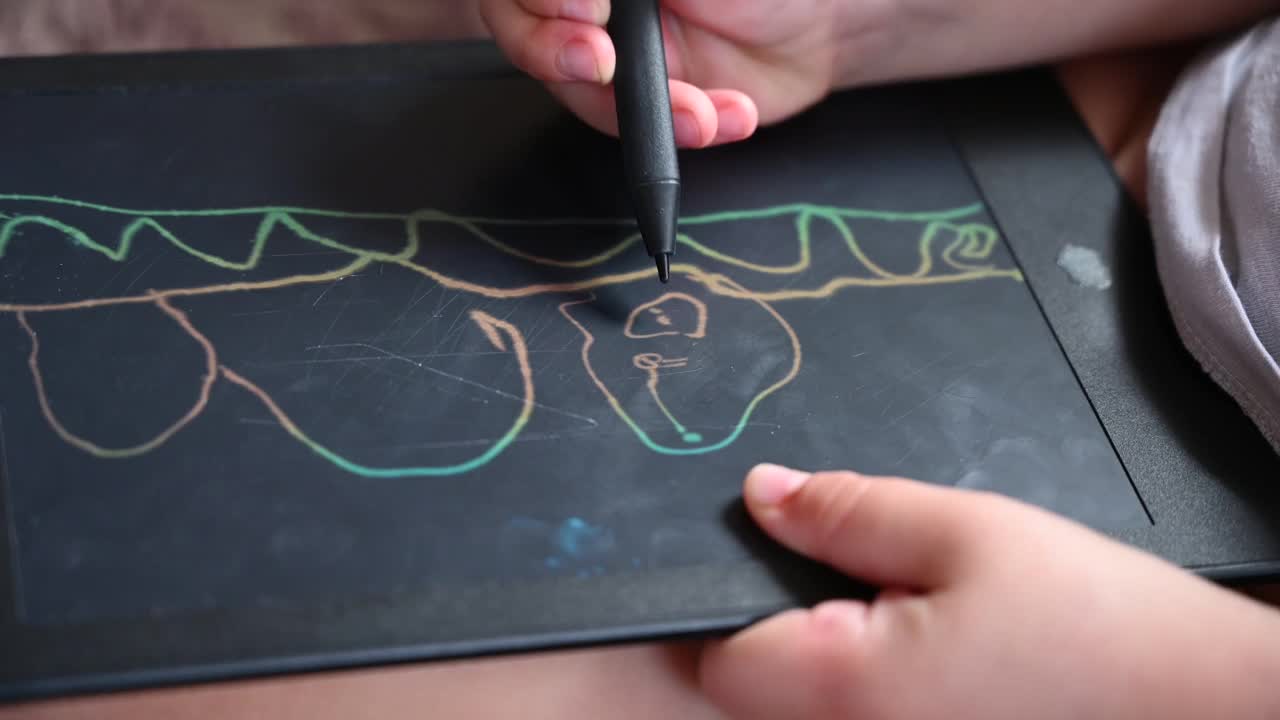 小孩子学会在平板电脑上画画视频下载