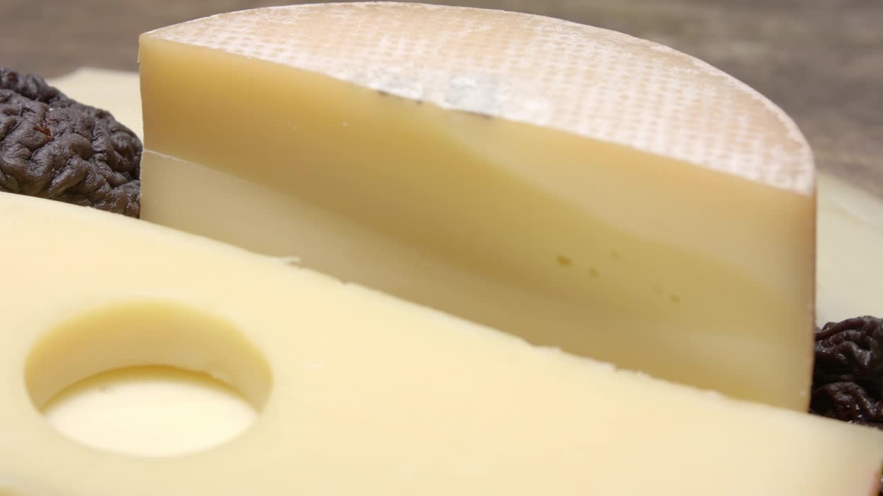 cu跟踪拍摄沿着瑞士奶酪(Emmental奶酪，Le Gruyère和瑞士Alpkäse)和干梨视频下载
