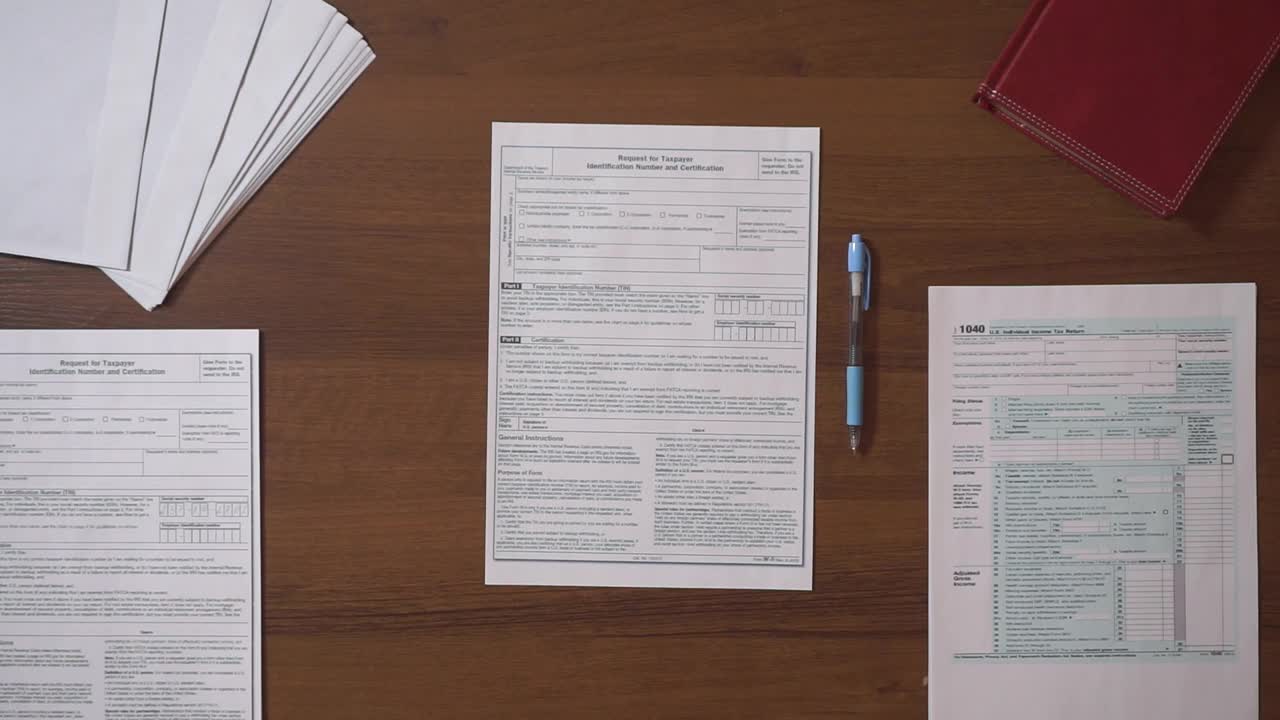 在桌子上填写个人所得税申报表的人视频下载