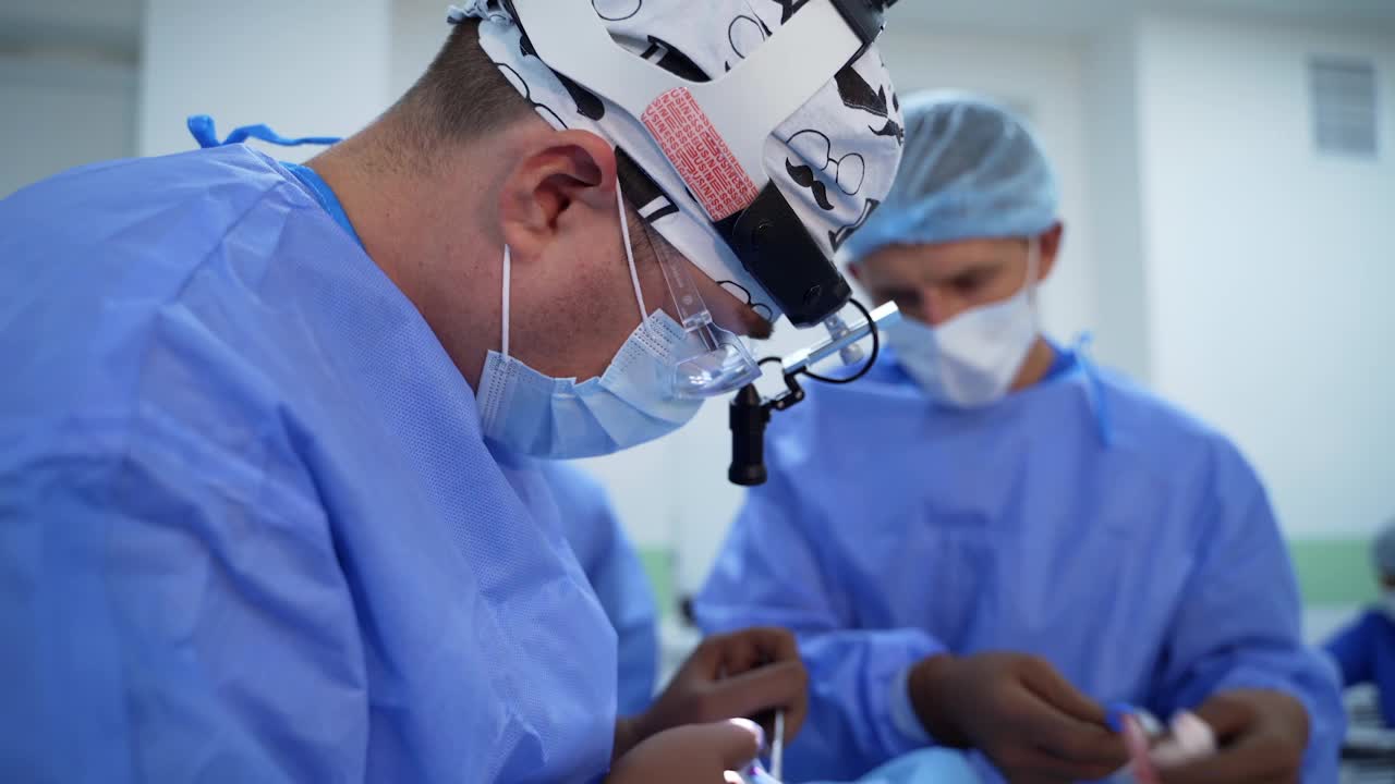 现代化的手术室设备。团队外科医生在手术室工作。外科医生在手术室使用手术设备。视频下载