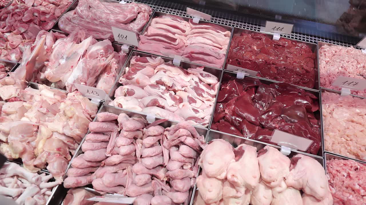 市场柜台上的鸡肉和猪肉。肉制品在市场窗口视频下载