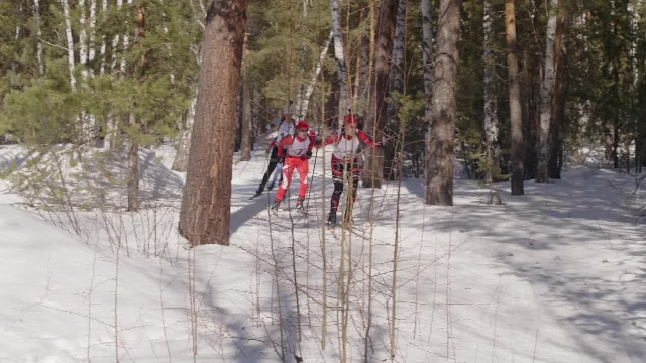 冬季滑雪运动员在越野滑雪视频下载