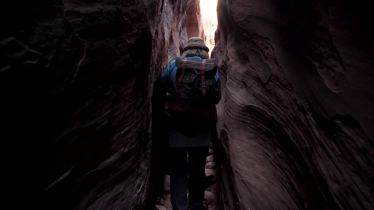 徒步旅行者几乎没有走在山洞外面的狭窄峡谷视频下载