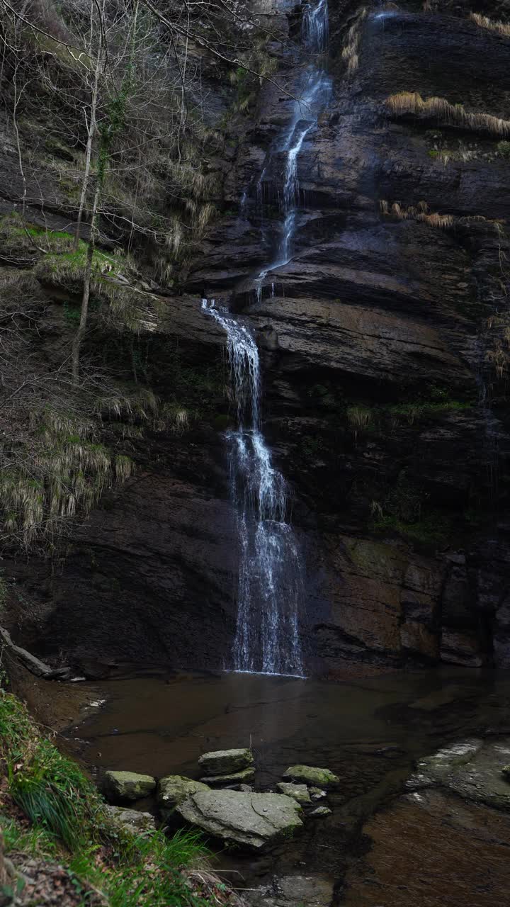 乌古纳瀑布在Ceánuri在Gorbeia自然公园。欧洲西班牙巴斯克自治区比兹卡亚视频素材