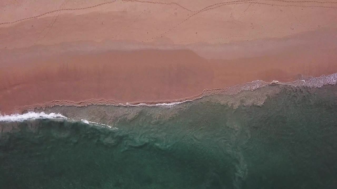 海水清洁，禁止人们游玩，沙滩白沙滩绿松石海视频下载