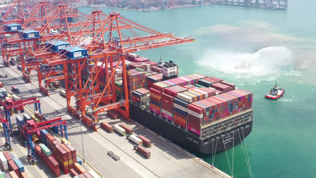 国际集装箱港口货船鸟瞰图。4 k决议。视频下载