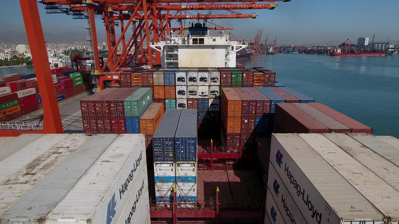 国际集装箱港口货轮鸟瞰图。4 k决议。视频下载
