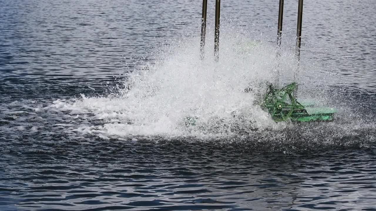 慢动作的桨轮曝气机在湖中，通过向水中充氧处理废水。视频下载